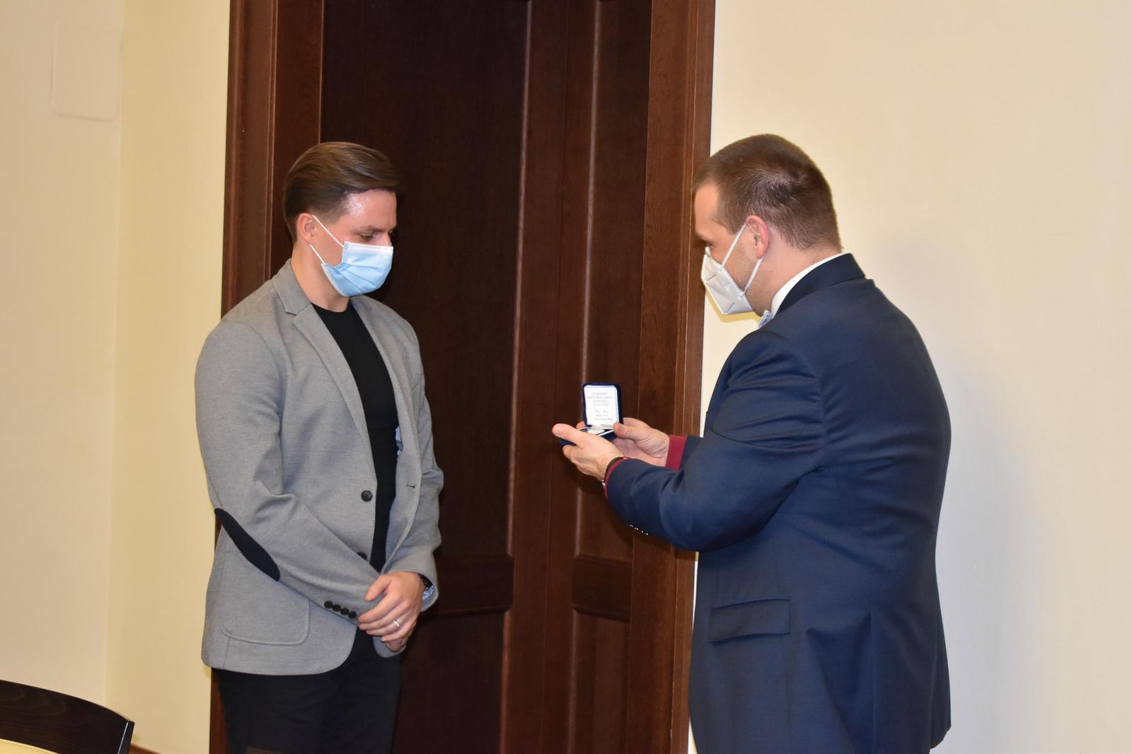 Držitel Ceny Thálie 2020 Pavel Režný obdržel stříbrnou pamětní medaili města Plzně (foto: A. Jarošová, 11.12.2020)