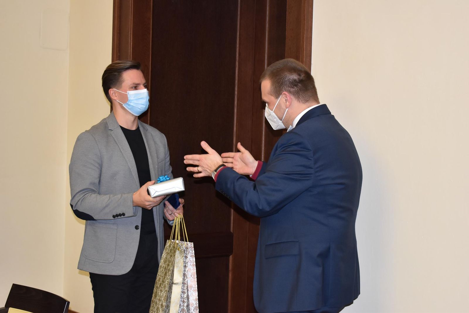 Držitel Ceny Thálie 2020 Pavel Režný obdržel stříbrnou pamětní medaili města Plzně (foto: A. Jarošová, 11.12.2020)