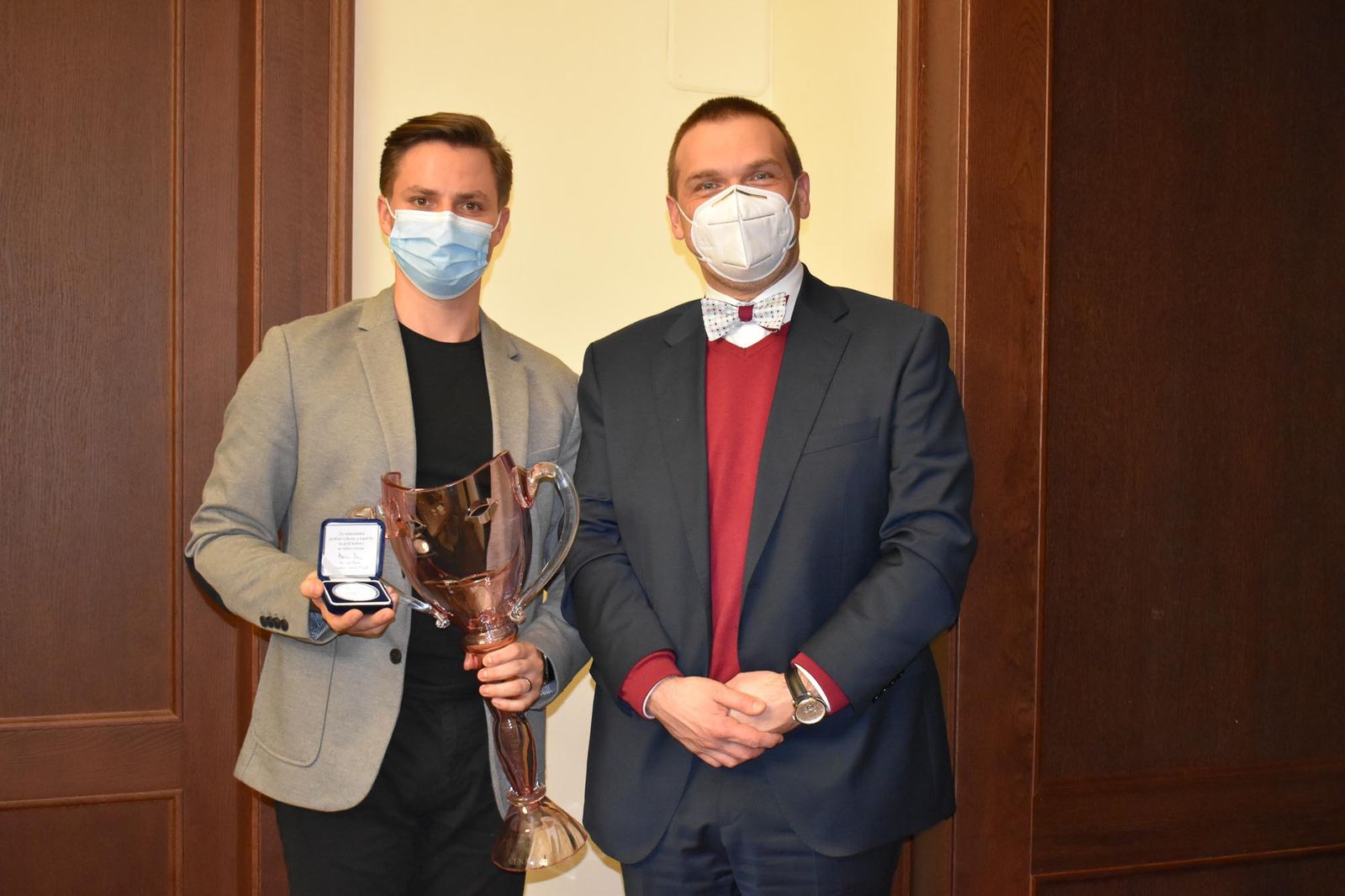 Držitel Ceny Thálie 2020 Pavel Režný obdržel stříbrnou pamětní medaili města Plzně