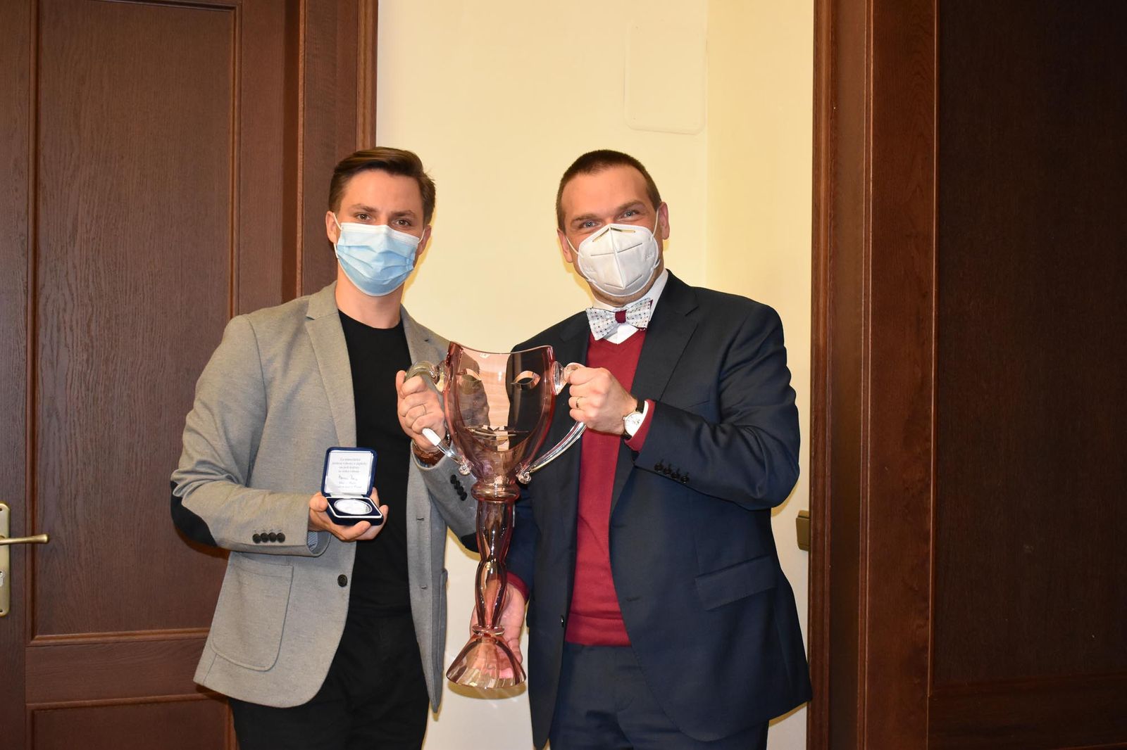 Držitel Ceny Thálie 2020 Pavel Režný obdržel stříbrnou pamětní medaili města Plzně (foto: A. Jarošová, 11.12.2020)