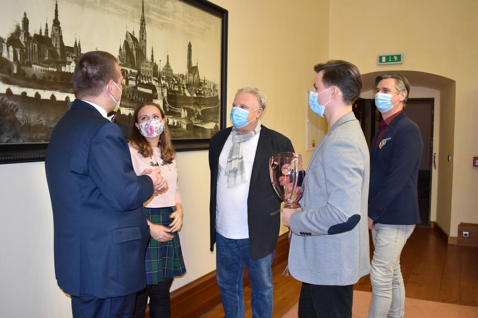 Držitel Ceny Thálie 2020 Pavel Režný obdržel stříbrnou pamětní medaili města Plzně (foto: A. Jarošová, 11.12.2020)