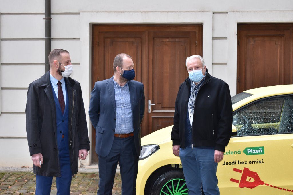 Nový elektromobil (foto: A. Jarošová, 22.12.2020)