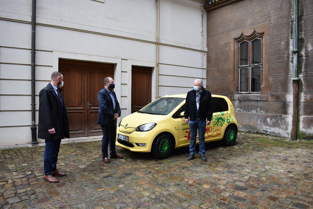 Nový elektromobil (foto: A. Jarošová, 22.12.2020)