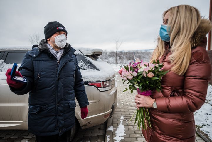 Primátor popřál prvnímu letošnímu miminku v ČR jen to nejlepší, jde o Viktorku z Plzně (foto: M. Říský, 8.1.2021)