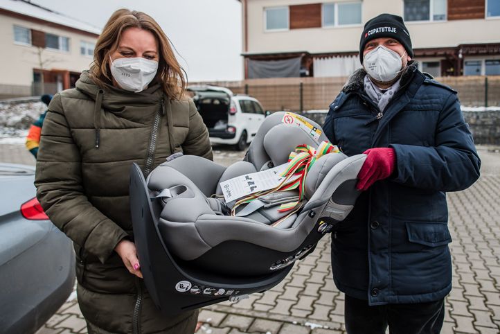 Primátor popřál prvnímu letošnímu miminku v ČR jen to nejlepší, jde o Viktorku z Plzně (foto: M. Říský, 8.1.2021)