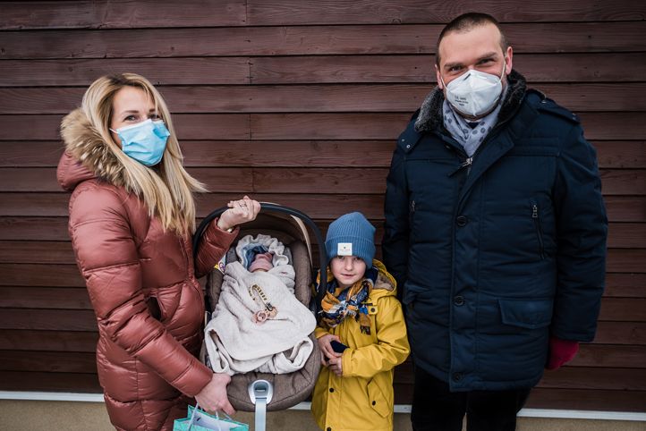 Primátor popřál prvnímu letošnímu miminku v ČR jen to nejlepší, jde o Viktorku z Plzně (foto: M. Říský, 8.1.2021)