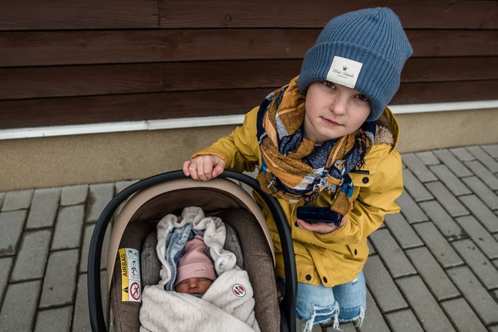 Primátor popřál prvnímu letošnímu miminku v ČR jen to nejlepší, jde o Viktorku z Plzně (foto: M. Říský, 8.1.2021)