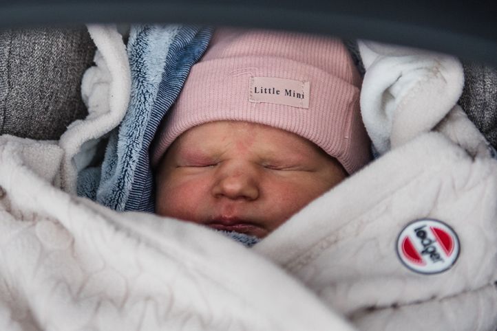 Primátor popřál prvnímu letošnímu miminku v ČR jen to nejlepší, jde o Viktorku z Plzně (foto: M. Říský, 8.1.2021)