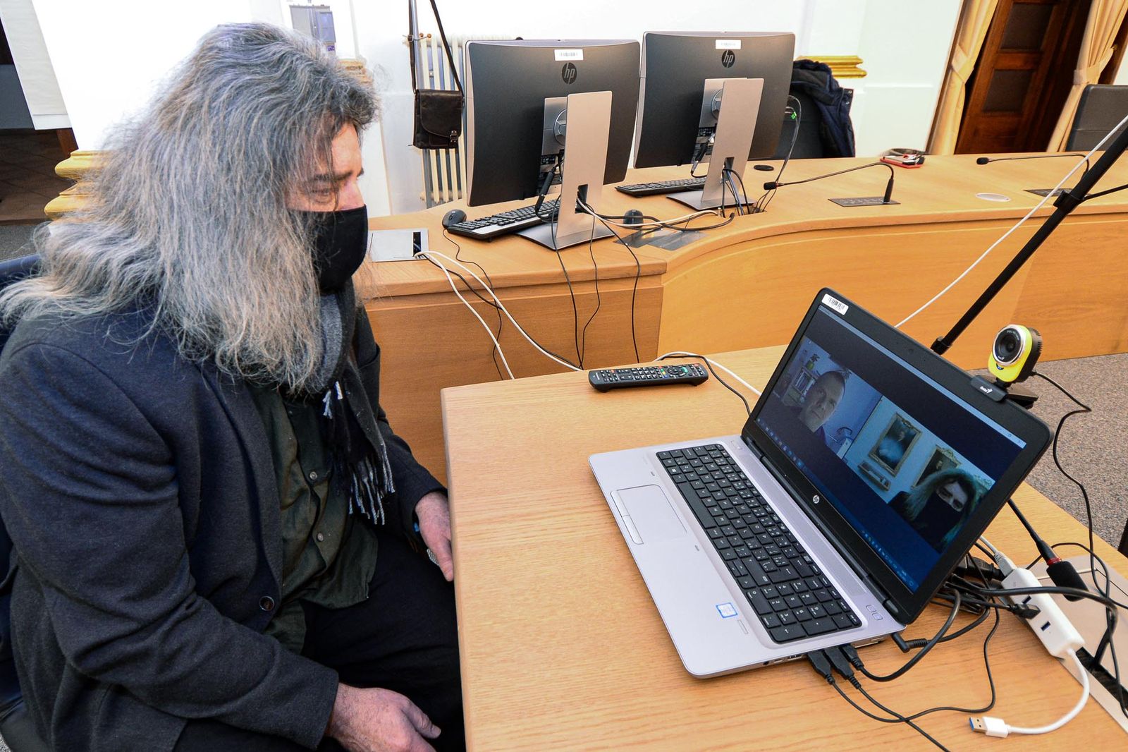 Primátor Martin Baxa pogratuloval k šedesátinám básníku Ivo Huclovi (foto: M. Pecuch, 2.2.2021)