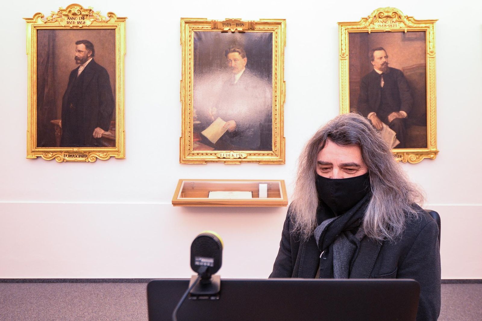 Primátor Martin Baxa pogratuloval k šedesátinám básníku Ivo Huclovi (foto: M. Pecuch, 2.2.2021)