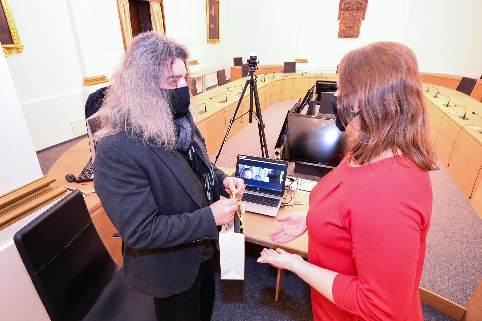 Primátor Martin Baxa pogratuloval k šedesátinám básníku Ivo Huclovi (foto: M. Pecuch, 2.2.2021)