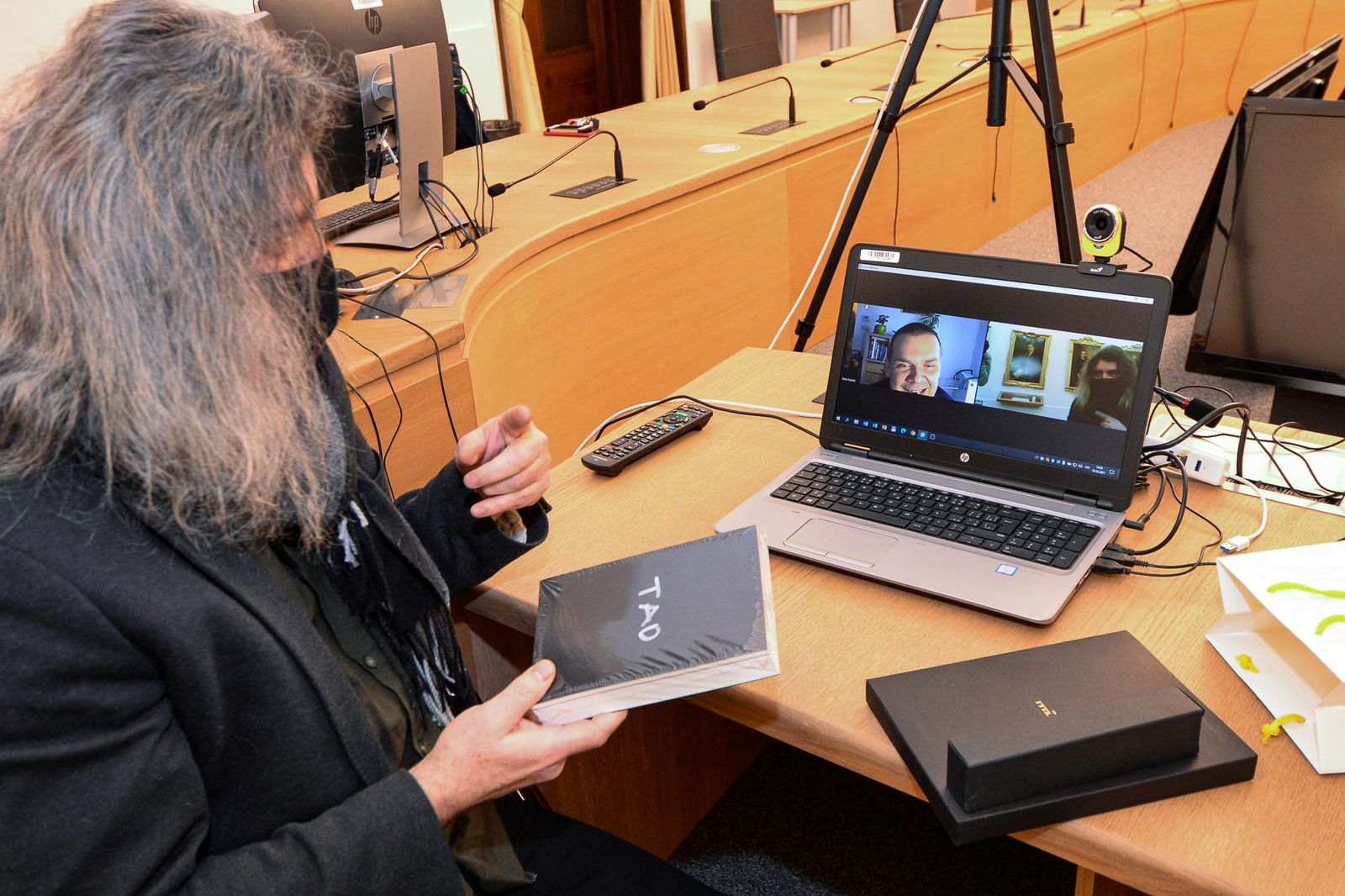 Primátor Martin Baxa pogratuloval k šedesátinám básníku Ivo Huclovi (foto: M. Pecuch, 2.2.2021)