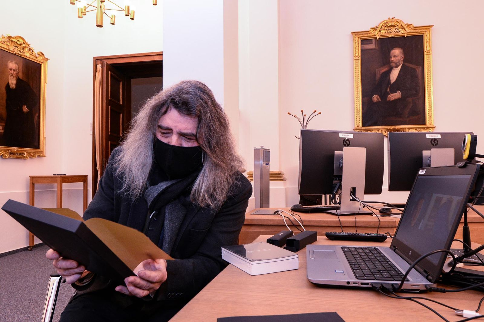 Primátor Martin Baxa pogratuloval k šedesátinám básníku Ivo Huclovi (foto: M. Pecuch, 2.2.2021)