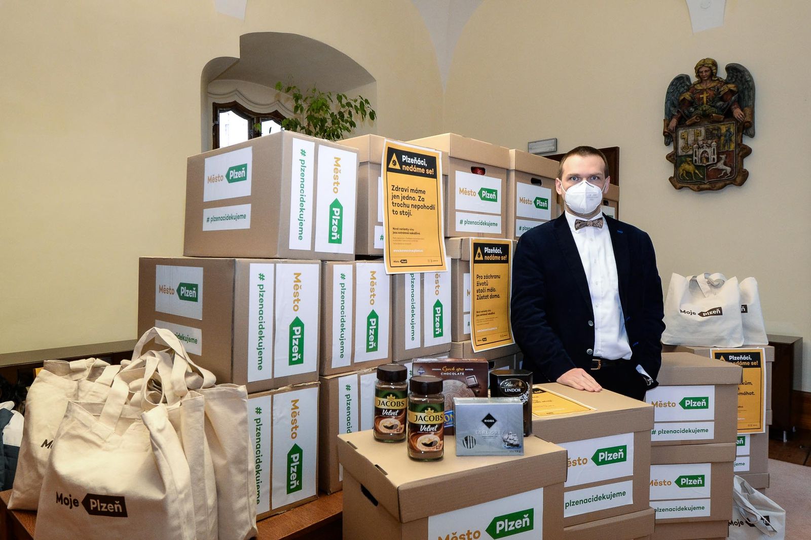 Plzeň poděkovala pracovníkům Fakultní nemocnice Plzeň. Poslala jim dary (foto: M. Pecuch, 26.2.2021)