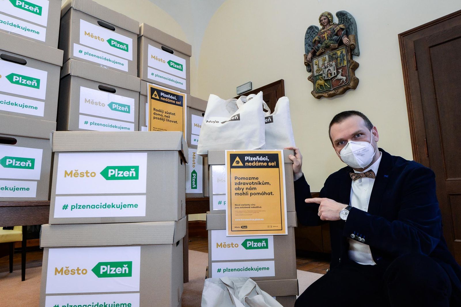 Plzeň poděkovala pracovníkům Fakultní nemocnice Plzeň. Poslala jim dary (foto: M. Pecuch, 26.2.2021)