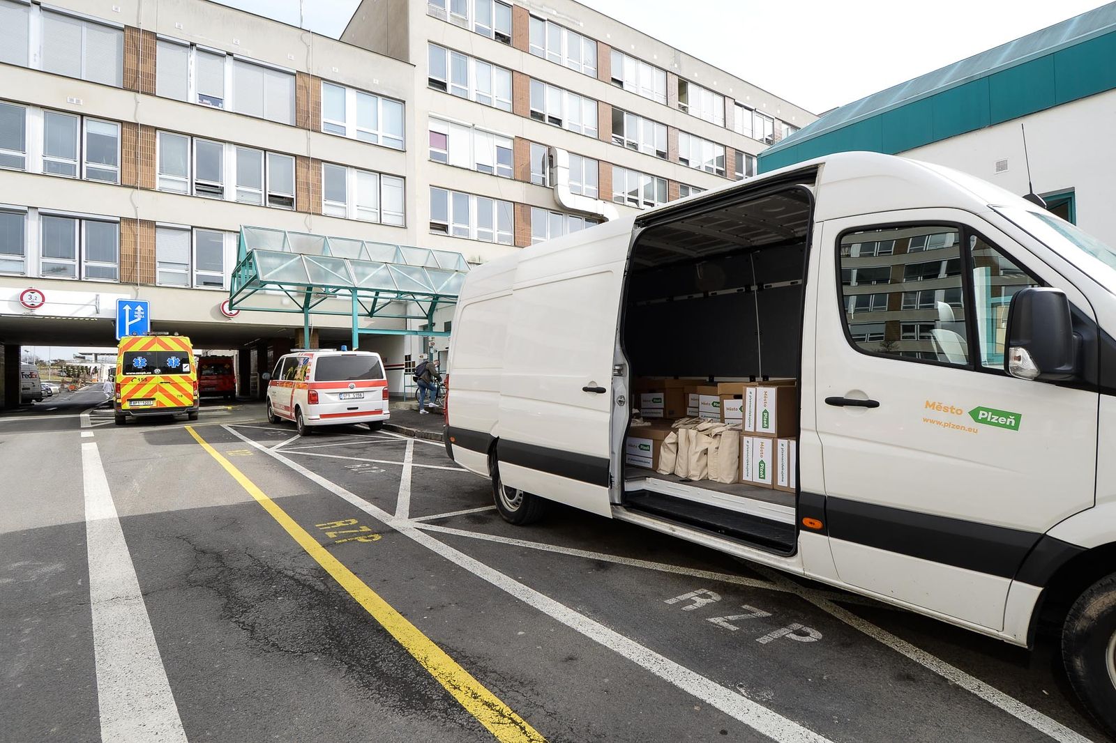 Plzeň poděkovala pracovníkům Fakultní nemocnice Plzeň. Poslala jim dary (foto: M. Pecuch, 26.2.2021)