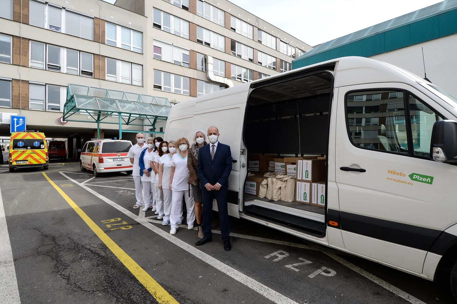 Plzeň poděkovala pracovníkům Fakultní nemocnice Plzeň. Poslala jim dary (foto: M. Pecuch, 26.2.2021)