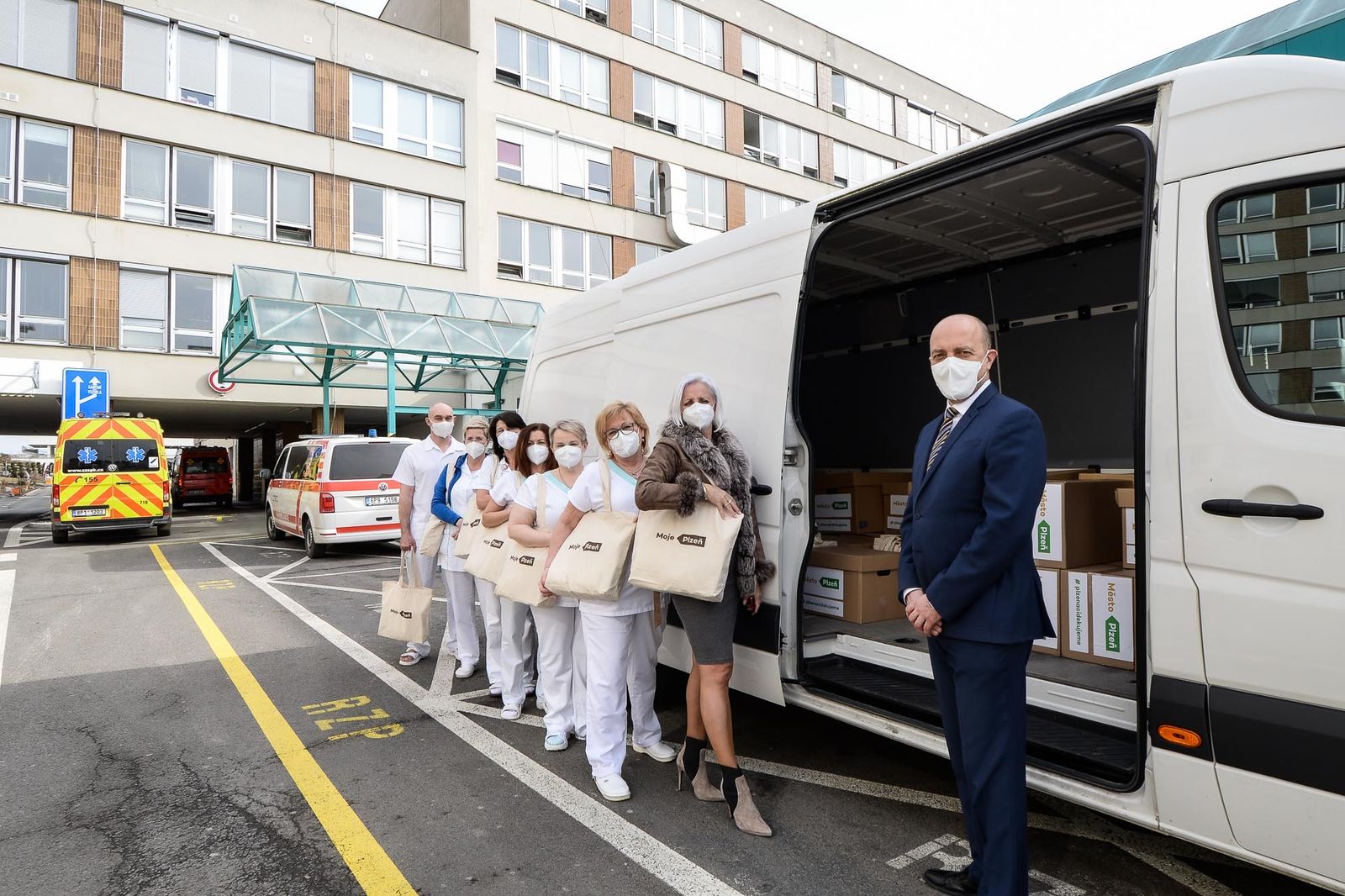 Plzeň poděkovala pracovníkům Fakultní nemocnice Plzeň. Poslala jim dary (foto: M. Pecuch, 26.2.2021)
