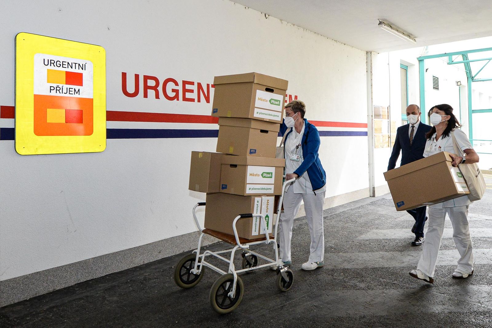 Plzeň poděkovala pracovníkům Fakultní nemocnice Plzeň. Poslala jim dary