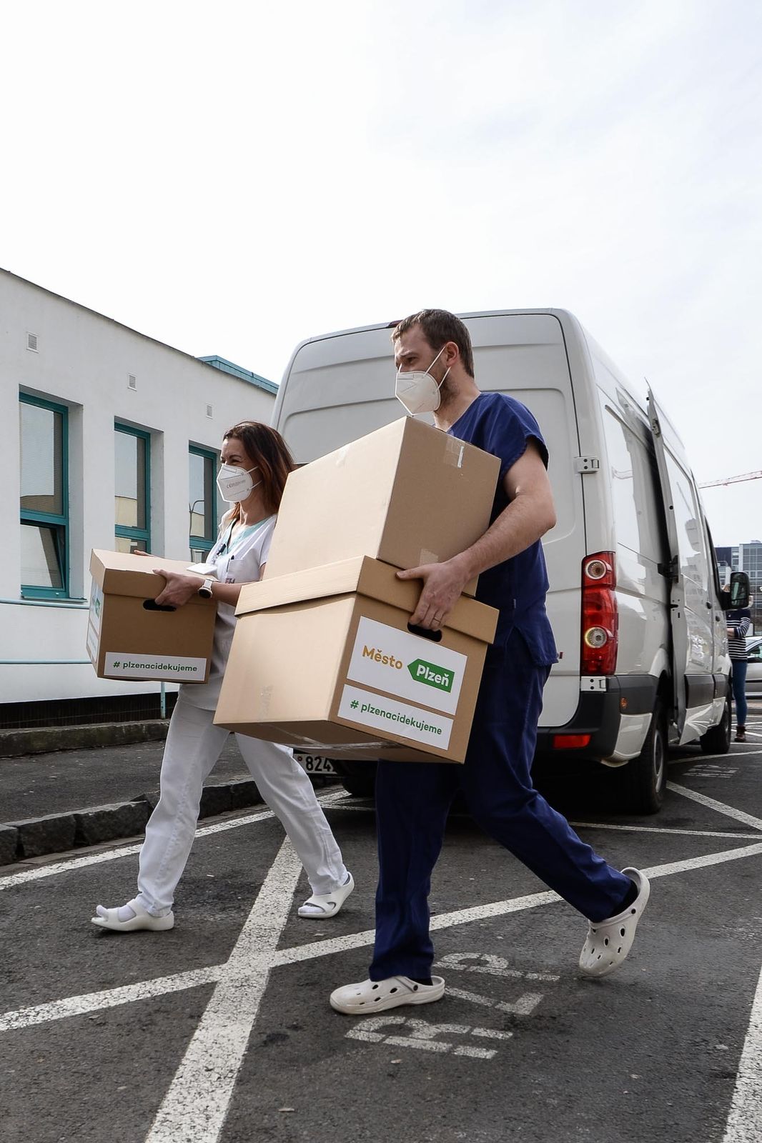 Plzeň poděkovala pracovníkům Fakultní nemocnice Plzeň. Poslala jim dary (foto: M. Pecuch, 26.2.2021)