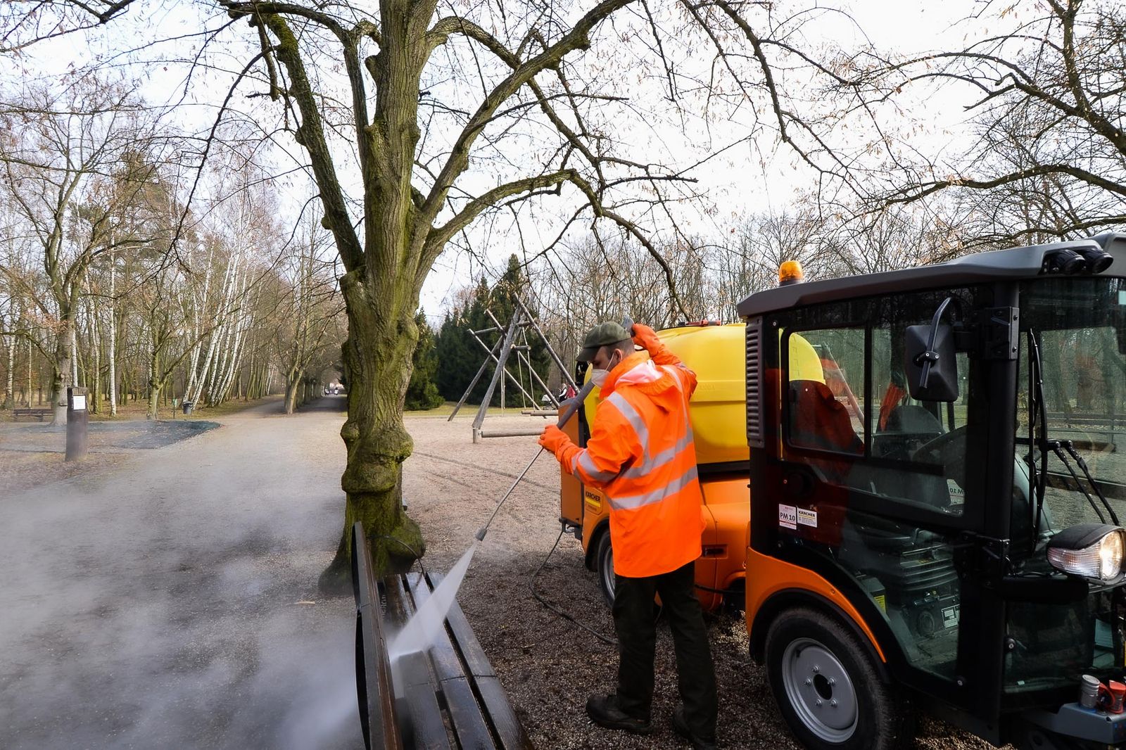 Plzeň plošně dezinfikuje vnější veřejné prostory (ilustrační foto z MO Plzeň 10-Lhota a Borský park: M. Pecuch, 8.3.2021)