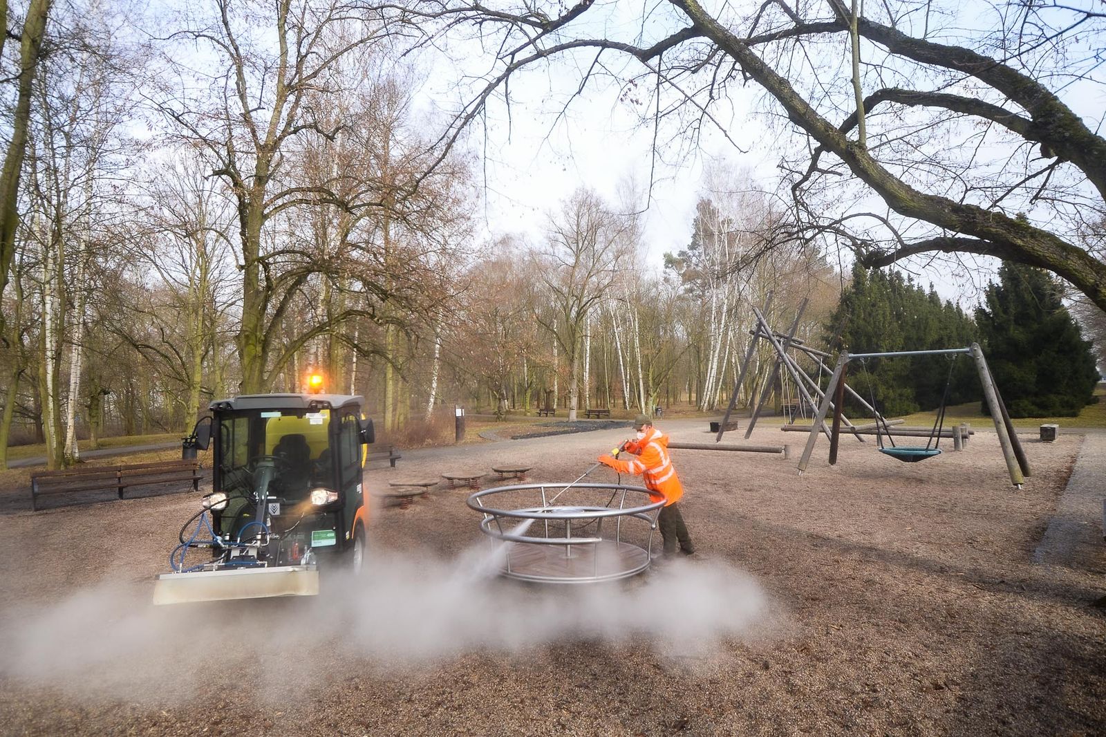 Plzeň plošně dezinfikuje vnější veřejné prostory (ilustrační foto z MO Plzeň 10-Lhota a Borský park: M. Pecuch, 8.3.2021)