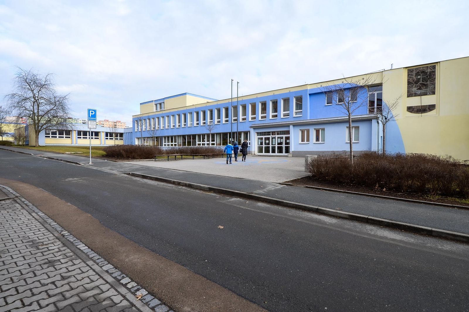 Děti ve 31. základní škole chrání speciální nátěr zdí likvidující viry i bakterie (foto: M. Pecuch, 18.3.2021)