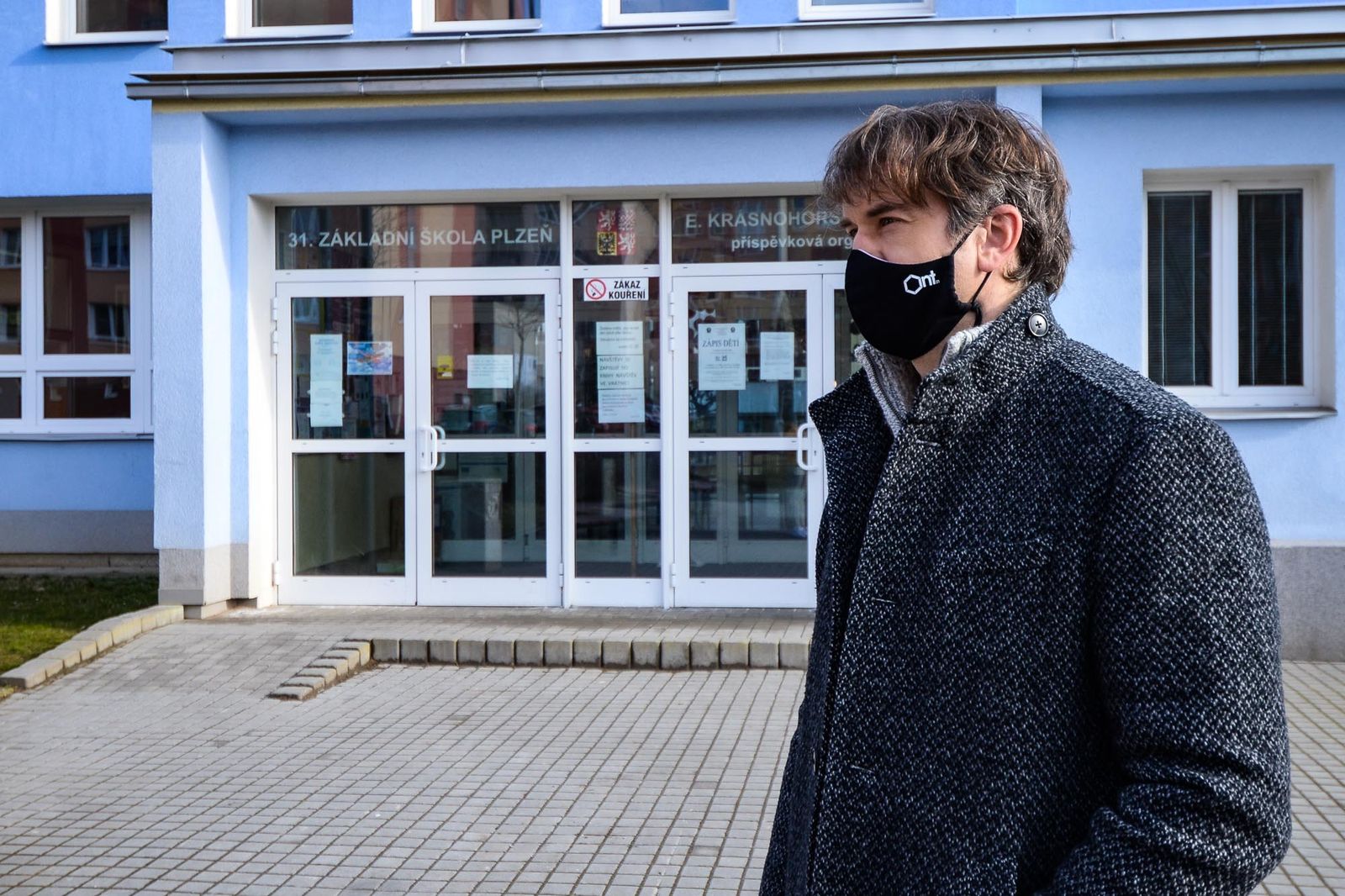 Děti ve 31. základní škole chrání speciální nátěr zdí likvidující viry i bakterie (foto: M. Pecuch, 18.3.2021)