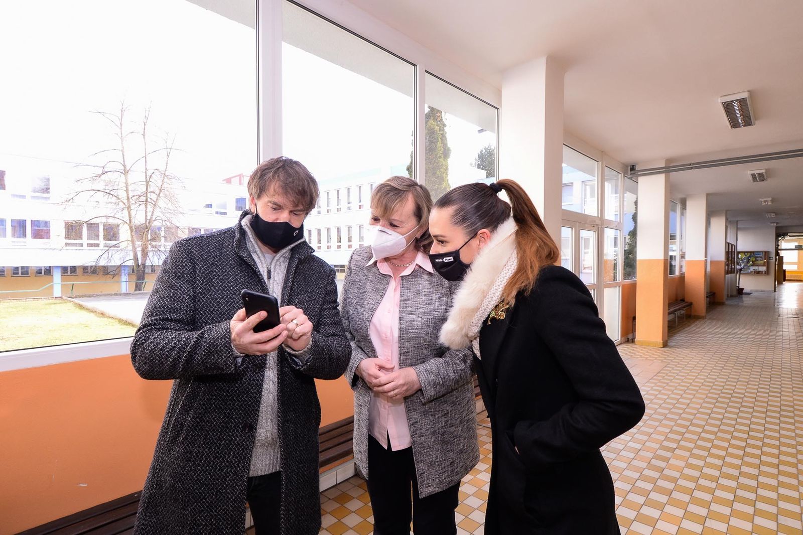 Děti ve 31. základní škole chrání speciální nátěr zdí likvidující viry i bakterie (foto: M. Pecuch, 18.3.2021)
