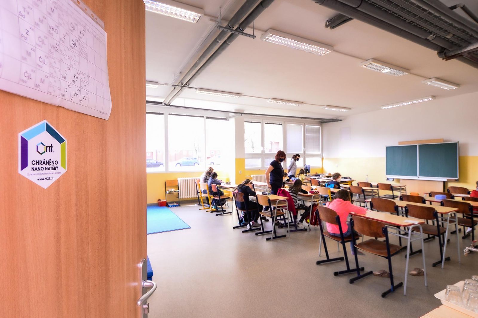 Děti ve 31. základní škole chrání speciální nátěr zdí likvidující viry i bakterie