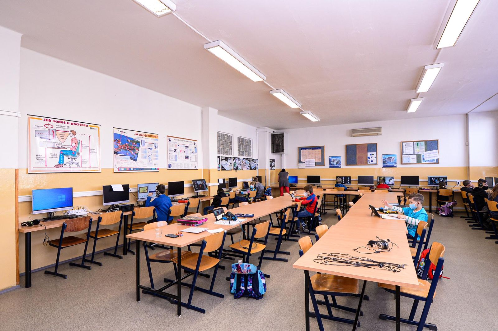 Děti ve 31. základní škole chrání speciální nátěr zdí likvidující viry i bakterie (foto: M. Pecuch, 18.3.2021)