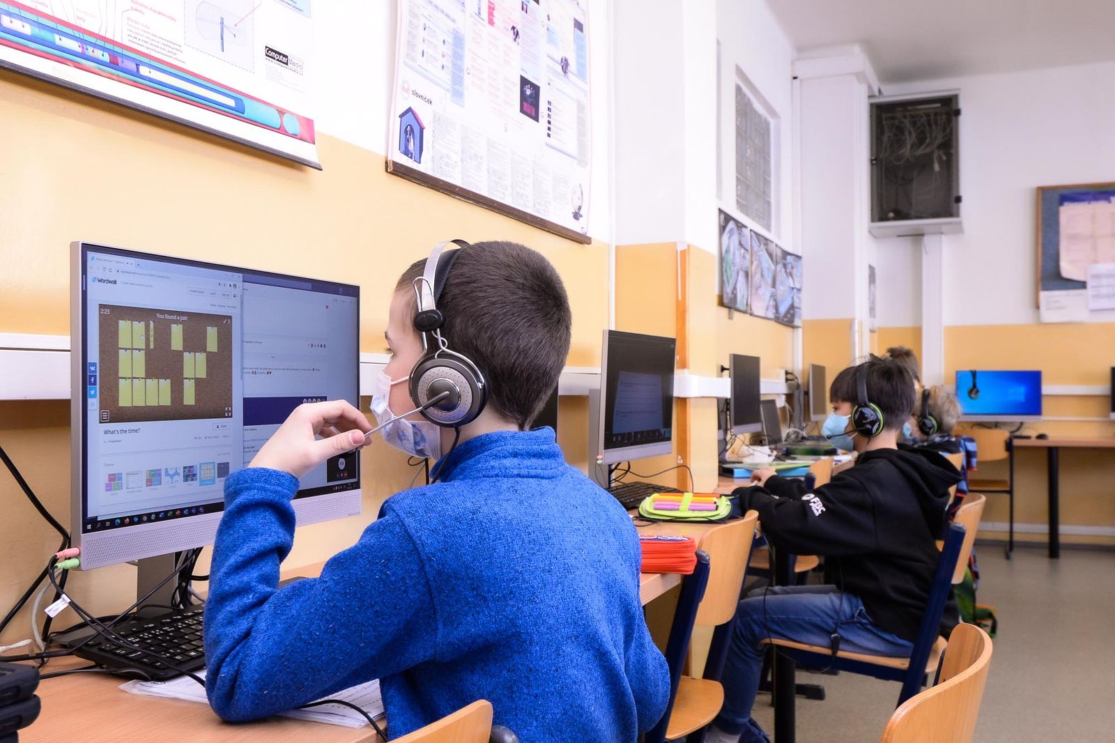 Děti ve 31. základní škole chrání speciální nátěr zdí likvidující viry i bakterie (foto: M. Pecuch, 18.3.2021)