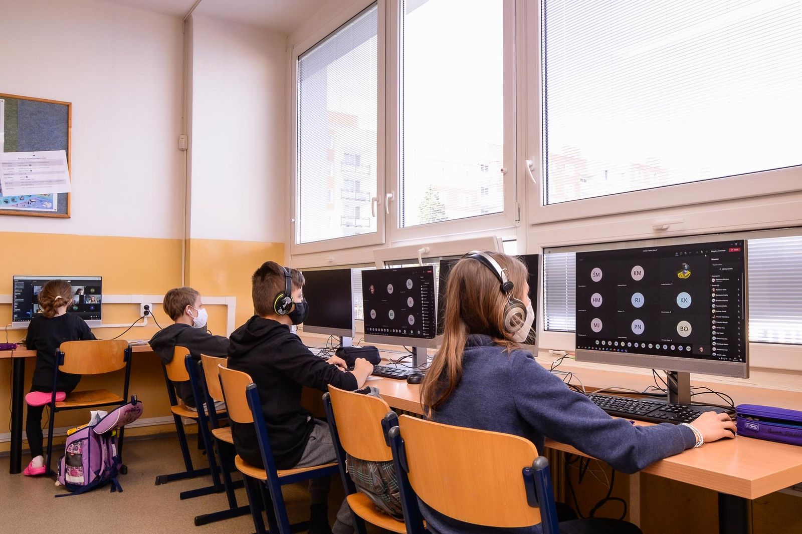 Děti ve 31. základní škole chrání speciální nátěr zdí likvidující viry i bakterie (foto: M. Pecuch, 18.3.2021)