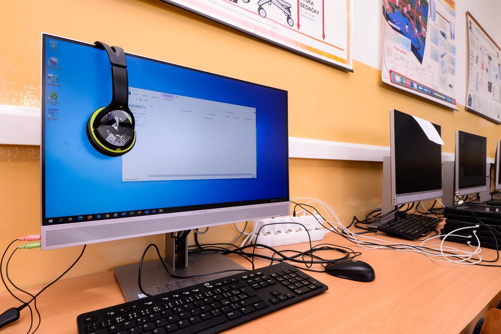 Děti ve 31. základní škole chrání speciální nátěr zdí likvidující viry i bakterie (foto: M. Pecuch, 18.3.2021)