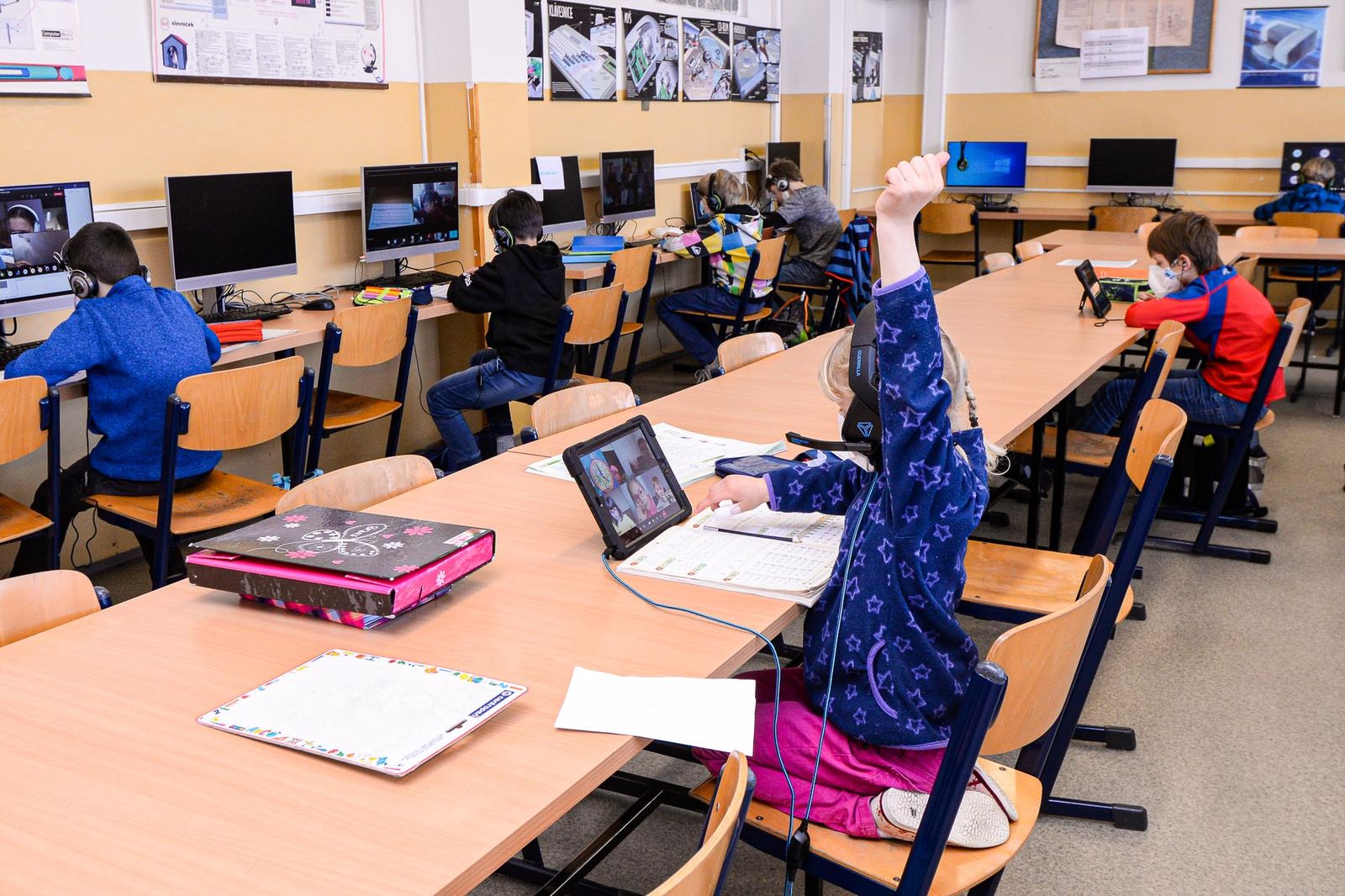 Děti ve 31. základní škole chrání speciální nátěr zdí likvidující viry i bakterie (foto: M. Pecuch, 18.3.2021)