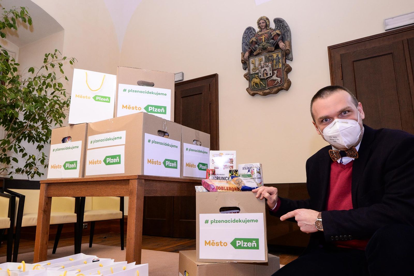 Poděkování od města putovalo zaměstnancům EUC Kliniky Plzeň (foto: M. Pecuch, 17.3.2021)