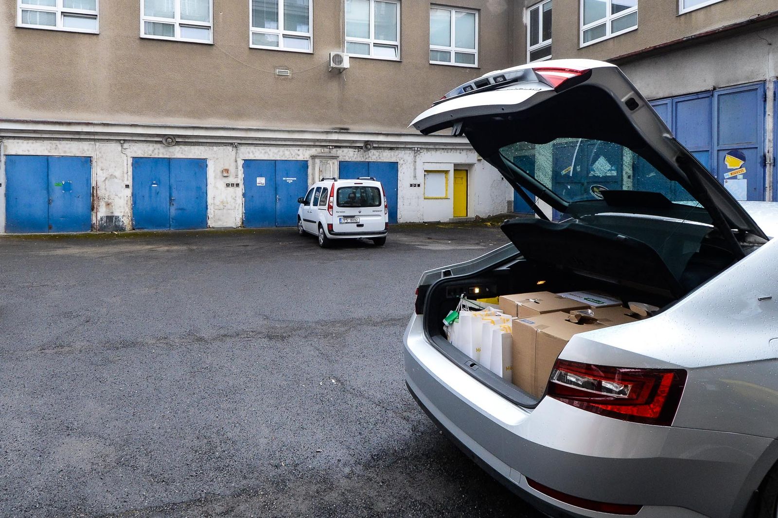 Poděkování od města putovalo zaměstnancům EUC Kliniky Plzeň (foto: M. Pecuch, 17.3.2021)