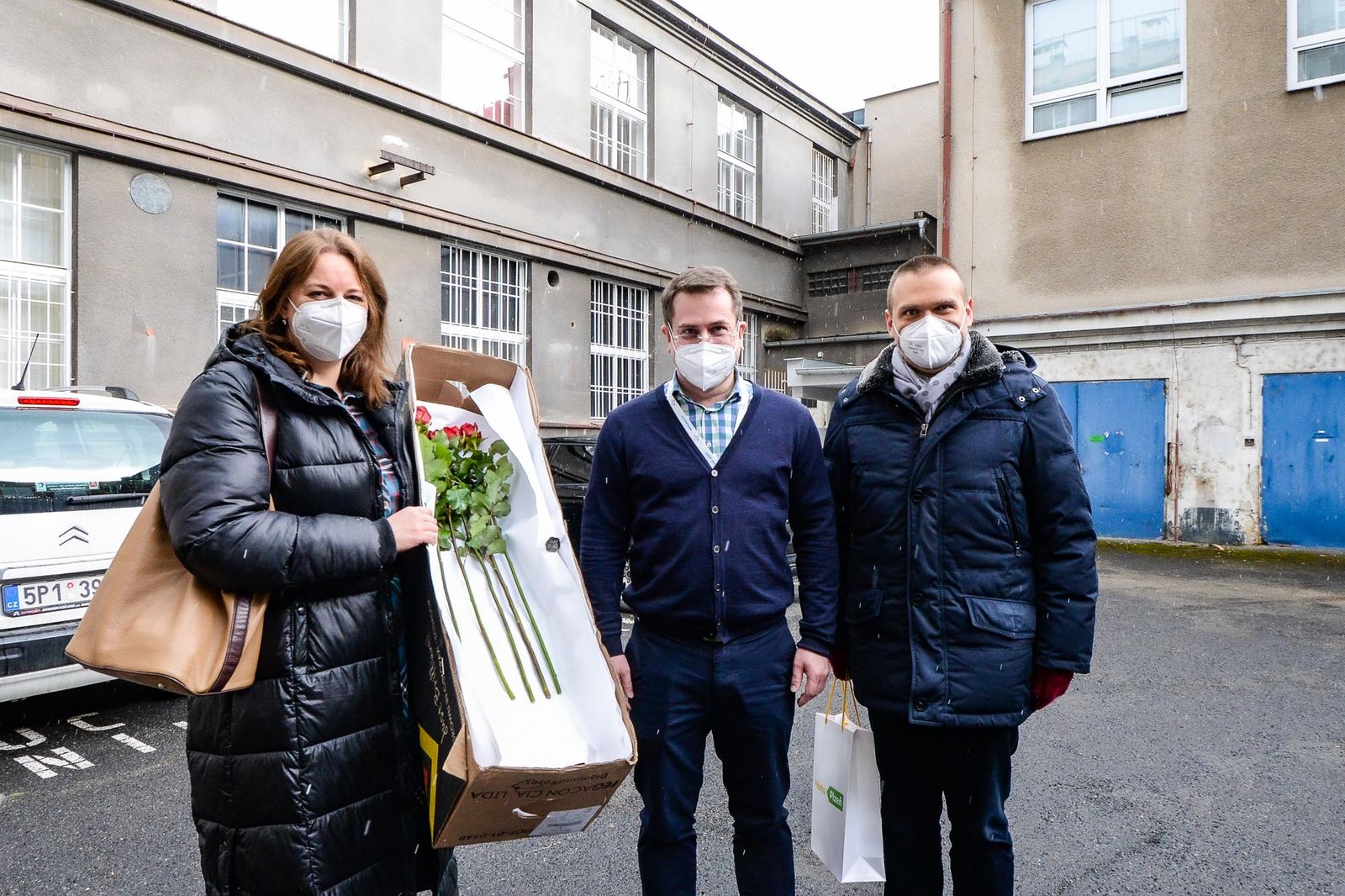 Poděkování od města putovalo zaměstnancům EUC Kliniky Plzeň (foto: M. Pecuch, 17.3.2021)