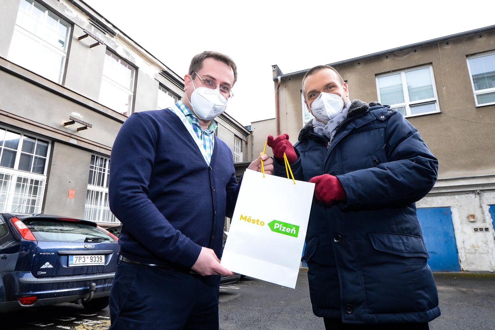 Poděkování od města putovalo zaměstnancům EUC Kliniky Plzeň (foto: M. Pecuch, 17.3.2021)