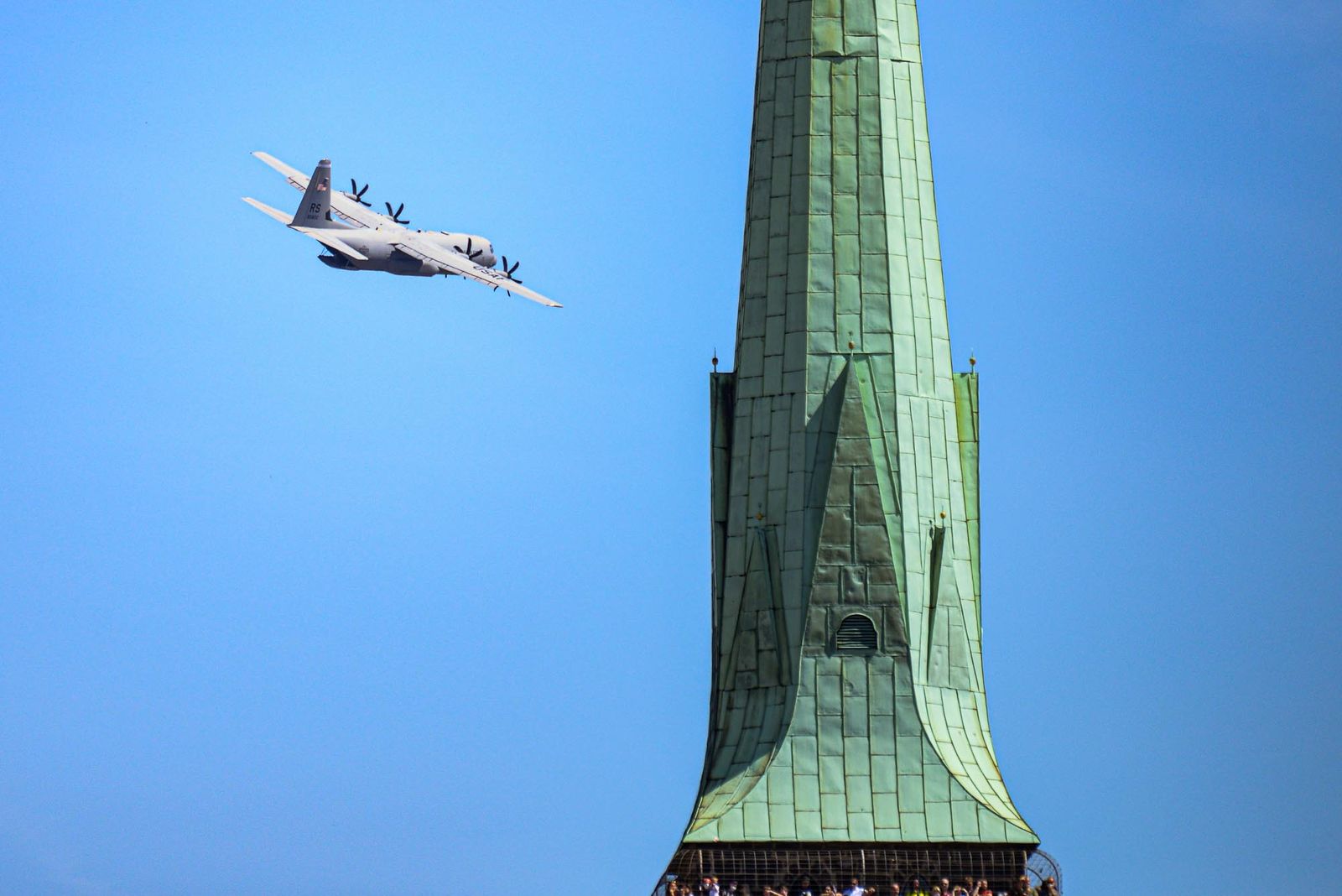 Slavnosti svobody 2021 - Přelety letadel a vrtulníku nad Plzni (foto: M. Pecuch, 9.5.2021)
