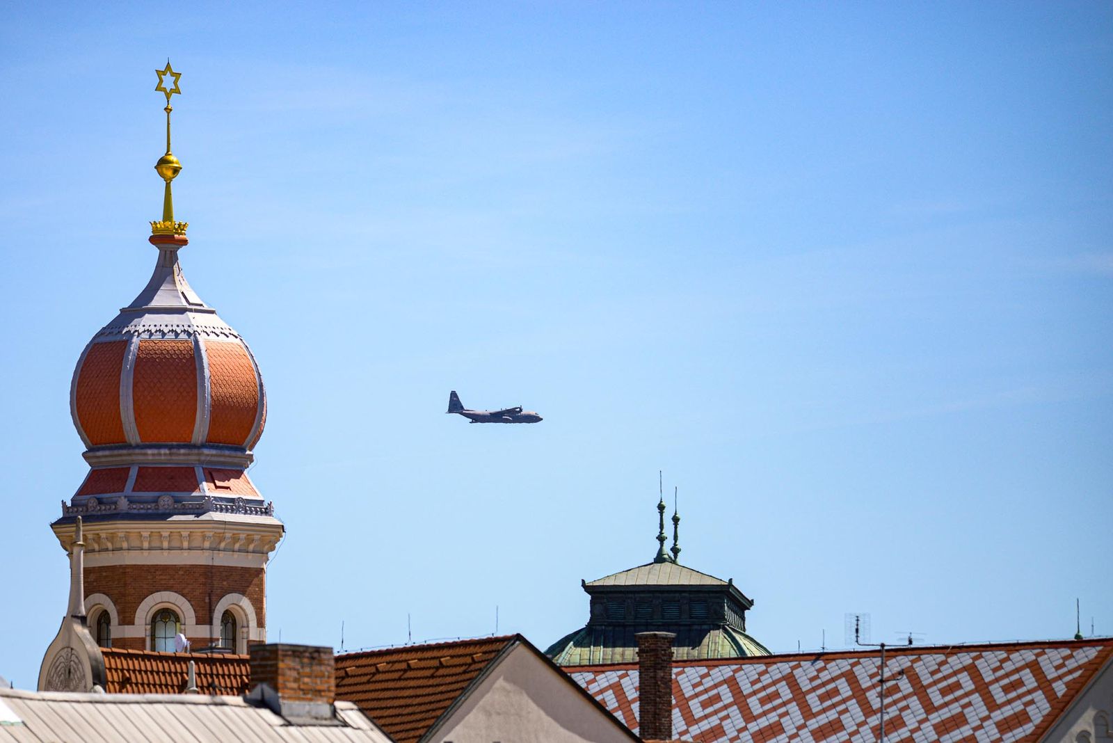 Slavnosti svobody 2021 - Přelety letadel a vrtulníku nad Plzni (foto: M. Pecuch, 9.5.2021)