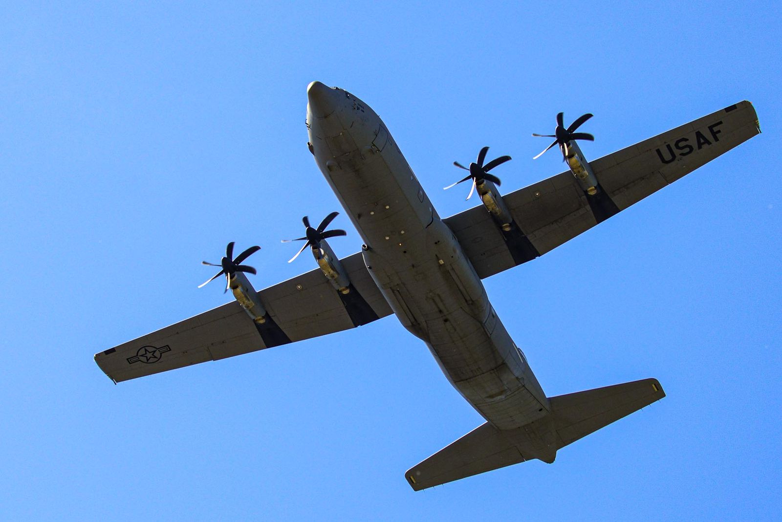 Slavnosti svobody 2021 - Přelety letadel a vrtulníku nad Plzni (foto: M. Pecuch, 9.5.2021)
