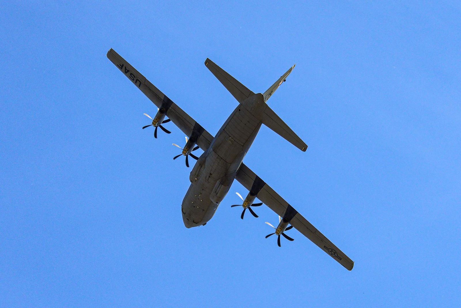 Slavnosti svobody 2021 - Přelety letadel a vrtulníku nad Plzni (foto: M. Pecuch, 9.5.2021)