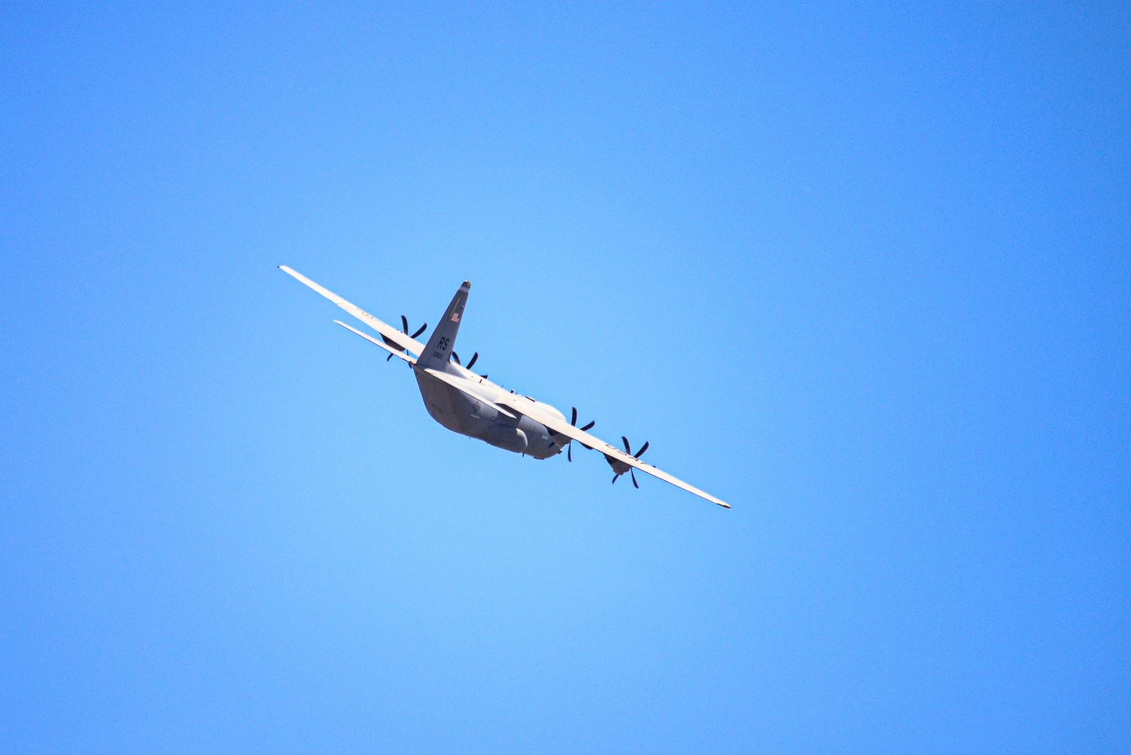 Slavnosti svobody 2021 - Přelety letadel a vrtulníku nad Plzni (foto: M. Pecuch, 9.5.2021)