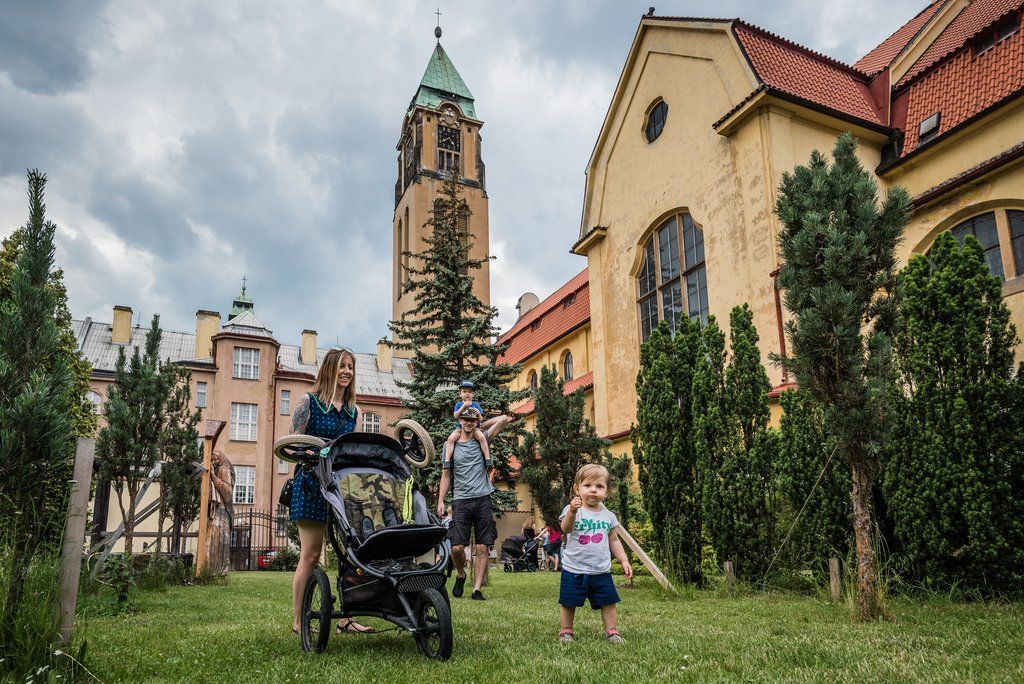 Víkend otevřených zahrad na Jiráskově náměstí (foto: M. Říský, 12.6.2021)