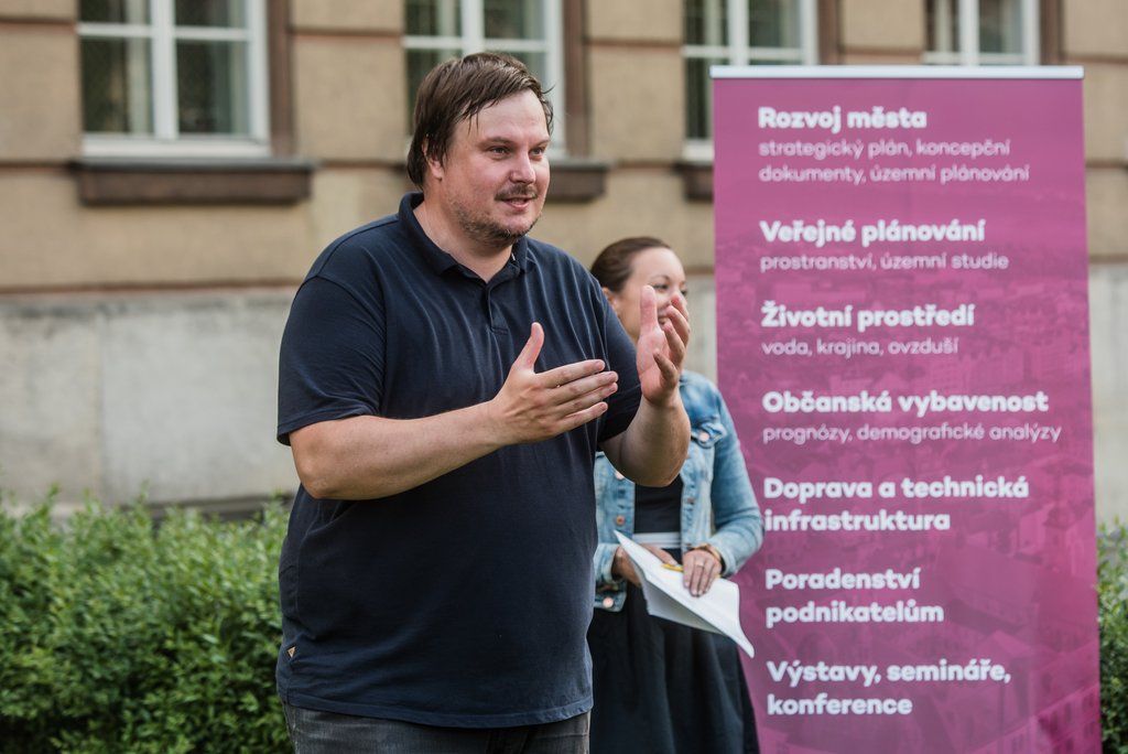 Víkend otevřených zahrad na Jiráskově náměstí (foto: M. Říský, 12.6.2021)