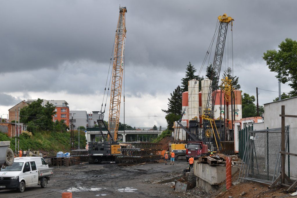 Trať z Hlavního nádraží do Koterova prochází modernizací, město staví lávku přes železnici (foto: A. Jarošová, 22.6.2021)