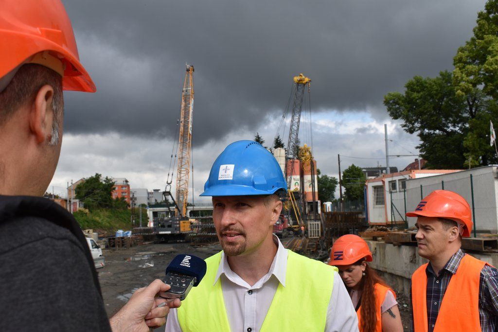 Trať z Hlavního nádraží do Koterova prochází modernizací, město staví lávku přes železnici (foto: A. Jarošová, 22.6.2021)