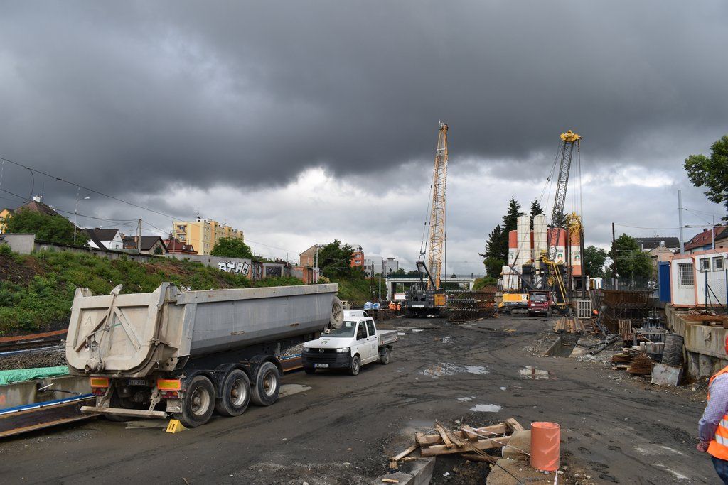 Trať z Hlavního nádraží do Koterova prochází modernizací, město staví lávku přes železnici (foto: A. Jarošová, 22.6.2021)