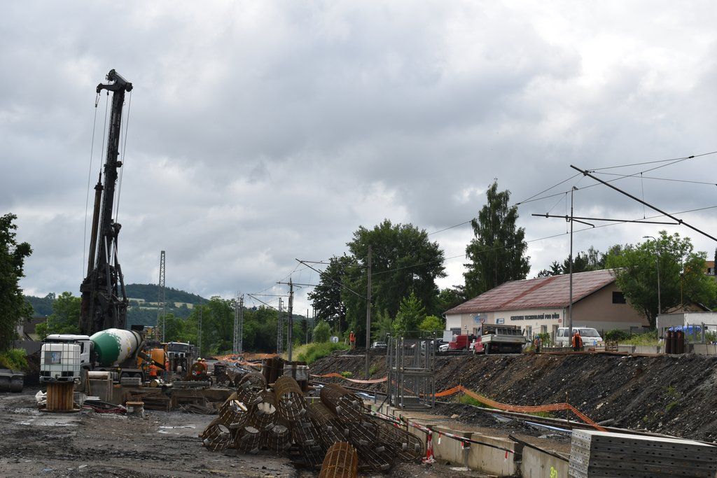 Trať z Hlavního nádraží do Koterova prochází modernizací, město staví lávku přes železnici (foto: A. Jarošová, 22.6.2021)